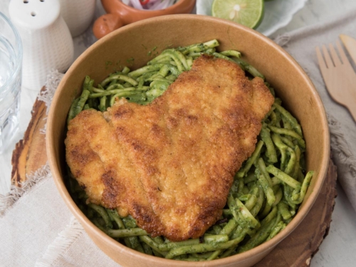 Tallarin Verde con Milanesa de Pollo